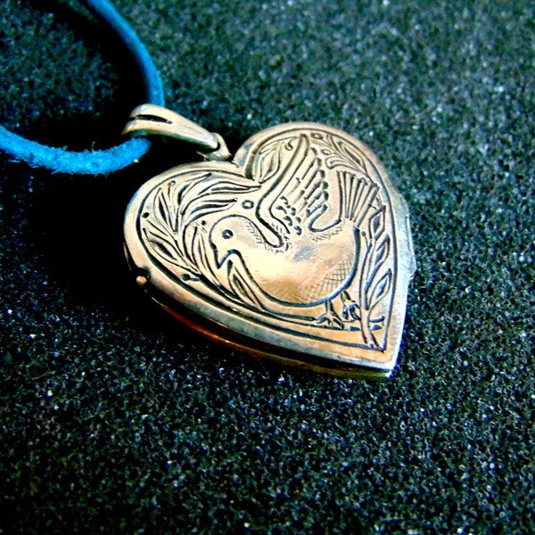 Stunning sterling silver heart locket-Engraved silver 925 locket-Bird locket- Vintage silver women's pendnat-Artisan jewelry-Greek art