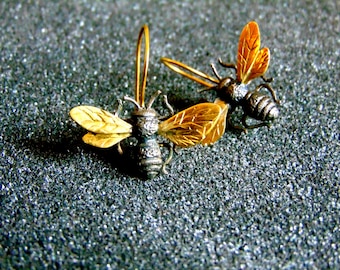 Brincos deslumbrantes de abelha em ouro 18k e prata oxidada - Brincos pendentes de abelha em prata de lei e ouro - Brincos de abelha - Joias com tema animal - Arte grega