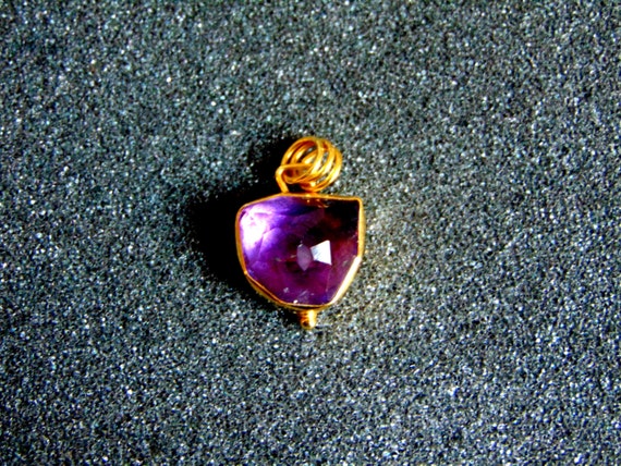 Beautiful 18k gold, silver and amethyst charm-Yel… - image 2