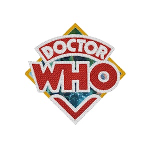 Puede incluir: Un parche bordado rojo y blanco con las palabras "DOCTOR WHO" en forma de diamante con borde amarillo.