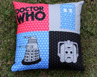 Massenkopieren Applique Pack X 4 Doctor Who Stickerei Entwurfsmuster für Maschine Jahrgang Dalek Tardis Cyberman Logo Dr 5 x 7 John Pertwee 70er Jahre