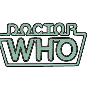 Puede incluir: Un parche bordado verde y negro con el texto "DOCTOR WHO" en un estilo retro.