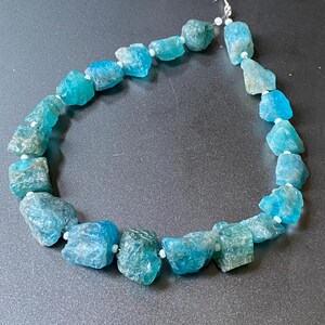 Pietra preziosa di apatite / misura 15/8 mm / Perline di pepita / Perline grezze / Filo da 8 pollici / Creazione di gioielli