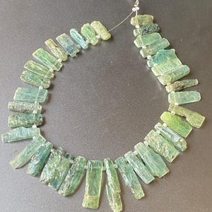 Perle grezze di cianite verde brillante - 28/14 mm - 8 pollici - Valorizza i tuoi gioielli con la bellezza naturale / Creazione di gioielli / Creazione di gioielli