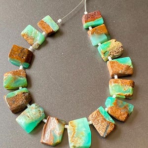 Perle grezze di crisoprasio / Perle di dimensioni 19-13 mm, filo da 8 pollici / Perle lucidate a pepita / Perle a fette / Creazione di gioielli / Creazione di gioielli