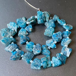 Pietra preziosa di apatite / Perline di pepita / Misura 16/10 mm / Filo da 8 pollici / Perline grezze / Creazione di gioielli