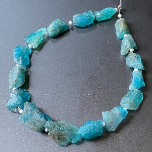 Pietra preziosa di apatite / Perline di pepita / Perline grezze / Misura 16/9 mm / Filo da 8 pollici / Creazione di gioielli