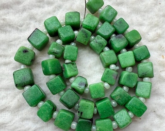 Cuentas de zoisita rubí natural, verde, con acabado mate, forma cúbica, hebra de 20 cm (8 pulgadas).