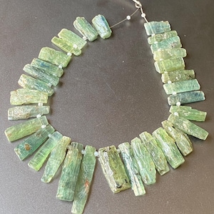 Perle grezze di cianite verde brillante - 37/16 mm - 8 pollici - Valorizza i tuoi gioielli con la bellezza naturale / Creazione di gioielli