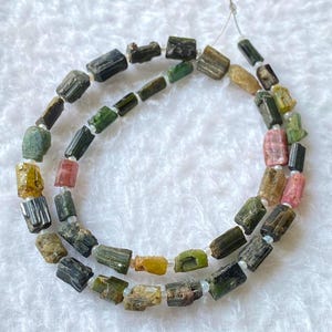 Perle di tormalina multi-taglio grezzo: filo di bellezza naturale (16 pollici) / Creazione di gioielli