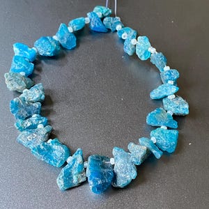 Pietra preziosa di apatite / misura 17/10 mm / Perline di pepita / Perline grezze / Filo da 8 pollici / Creazione di gioielli