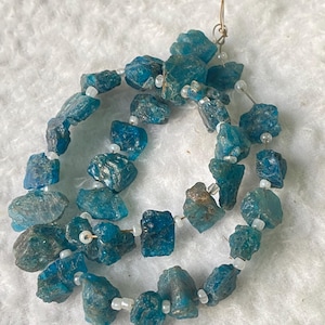 Pietra preziosa di apatite / filo da 8 pollici / perline di circa 15/10 mm / pepita / perline grezze / creazione di gioielli / creazione di gioielli