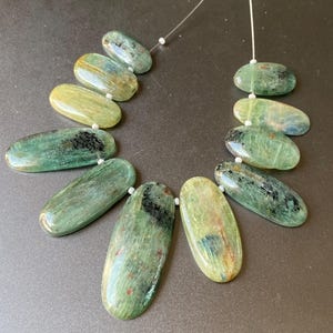 Perline ovali cabochon di cianite verde - 39/20 mm - 11 pezzi filo / Fatto a mano / Creazione di gioielli / Creazione di gioielli