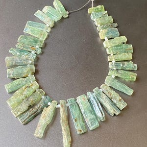 Perle grezze di cianite verde brillante - 36/14 mm - 8 pollici - Valorizza i tuoi gioielli con la bellezza naturale / Creazione di gioielli / Creazione di gioielli