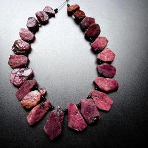 Naturliga rubinpärlor, grova rubinpärlor, handgjorda naturliga rubinpärlor, smyckestillverkning med ädelstenar, gör-det-själv armband och halsband