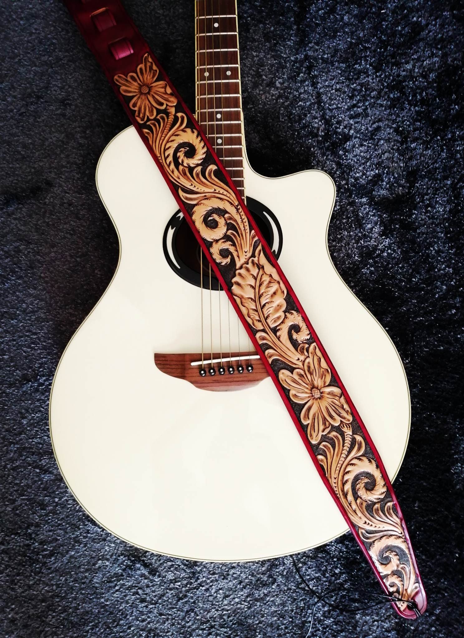 Correa de guitarra de cuero tallada a mano, opciones personalizadas y personalizadas con sus iniciales, ajustable, diseño de flores, para guitarra acústica o eléctrica