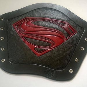 Handgeschnitzte Leder Armschiene, Armguard,Armband. Übermensch-Design.LARP