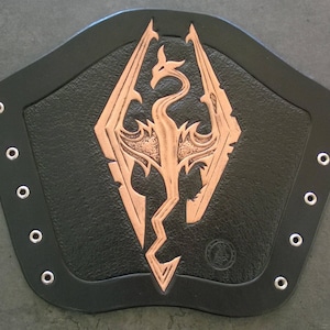Brazalete de cuero tallado a mano para tiro con arco, protector de brazo, diseño Skyrim LARP