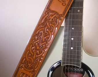 Correa de guitarra de cuero tallada a mano, opciones personalizadas con sus iniciales, diseño de nudo celta ajustable