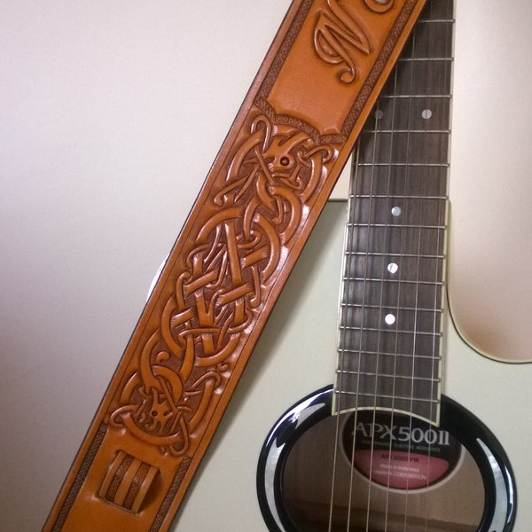 Handgeschnitzter Leder-Gitarrengurt, kundenspezifische und personalisierte Optionen mit Ihren Initialen, verstellbares keltisches Knoten-Design