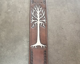 Correa de guitarra de cuero tallada a mano, opciones personalizadas y personalizadas con sus iniciales, ajustable. Árbol de Gondor un árbol