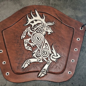 PAR de brazaletes de cuero tallados a mano para tiro con arco. Diseño de ciervo celta. LAP