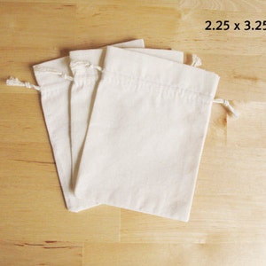 Petit sac uni en mousseline de 2,25 x 3,25 pouces, sacs en mousseline estampés à la main, sacs en mousseline de coton, sacs à cordon en mousseline de coton naturel * 12 pièces