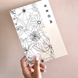 手描きの花柄デザインが入った、印刷可能なプランナーダッシュボードの月間仕切り。セクション分け印刷可能、7 つのプランナーサイズが含まれています