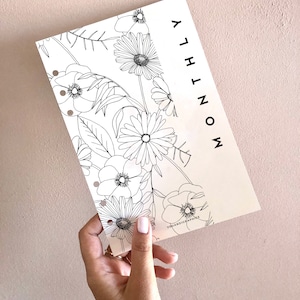 手描きの花柄デザインが入った、印刷可能なプランナーダッシュボードの月間仕切り。セクション分け印刷可能、7 つのプランナーサイズが含まれています