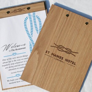 Porta-menu - Quadro de menu de madeira de carvalho dourado quente | Personalizado para restaurantes e bares molhados em casa | Tamanho carta, ofício ou A4