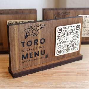 Escaneo de código QR de mesa para MENÚ en nogal / Letrero de restaurante de madera grabado personalizado / Soluciones de menú SIN CONTACTO.