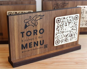 Tabletop QR Code Scan für MENÜ in Walnuss | Personalisiertes Restaurantschild aus Holz mit Gravur | TOUCHLESS Menü Lösungen.