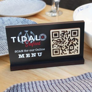 QR-Code ZEICHEN | Tabletop QR Code Scan für Menü in Birke schwarz gebeizt | Personalisiertes Restaurantschild aus Holz mit Gravur | Berührungslose Menü-Lösung Bild 1