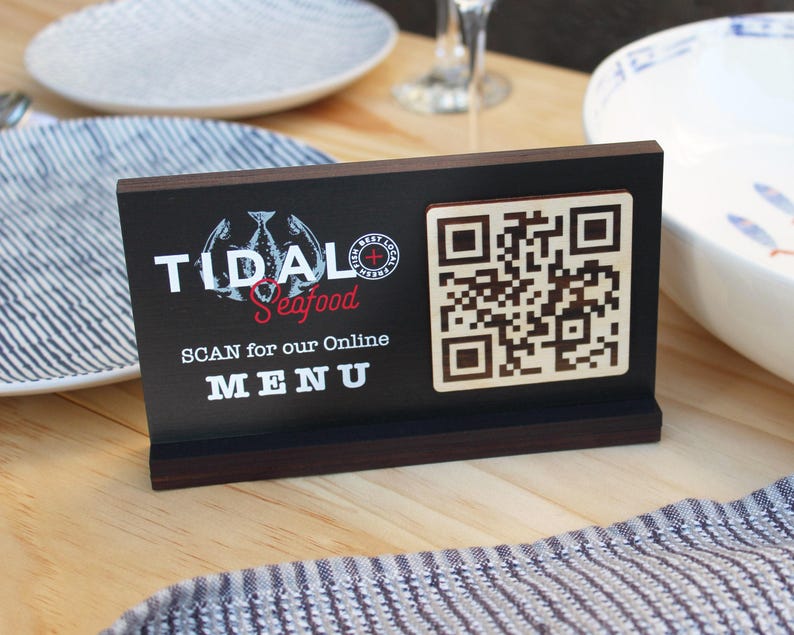 QR-Code ZEICHEN | Tabletop QR Code Scan für Menü in Birke schwarz gebeizt | Personalisiertes Restaurantschild aus Holz mit Gravur | Berührungslose Menü-Lösung Bild 1