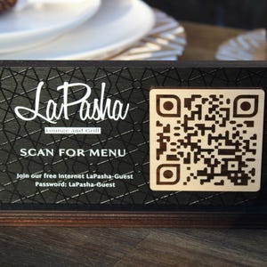 QR-Code ZEICHEN | Tabletop QR Code Scan für Menü in Birke schwarz gebeizt | Personalisiertes Restaurantschild aus Holz mit Gravur | Berührungslose Menü-Lösung Bild 2