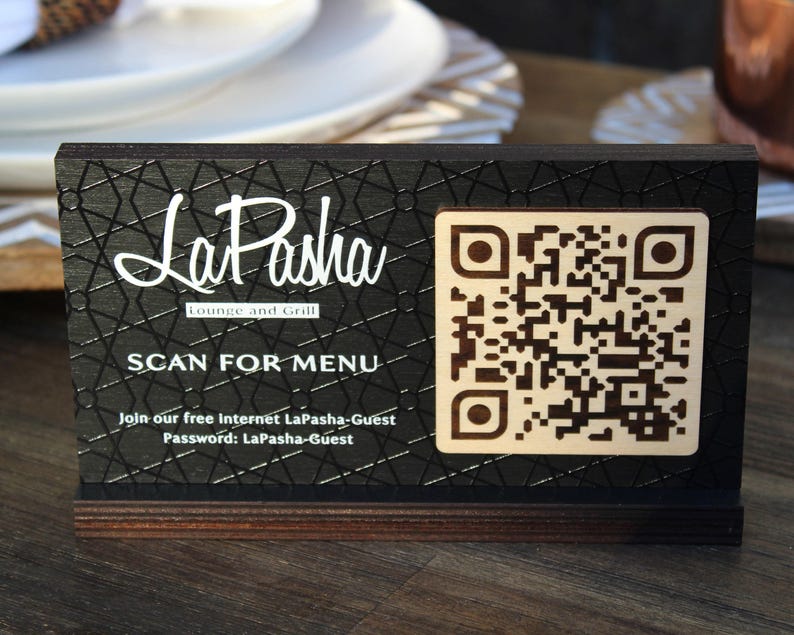 QR-Code ZEICHEN | Tabletop QR Code Scan für Menü in Birke schwarz gebeizt | Personalisiertes Restaurantschild aus Holz mit Gravur | Berührungslose Menü-Lösung Bild 2