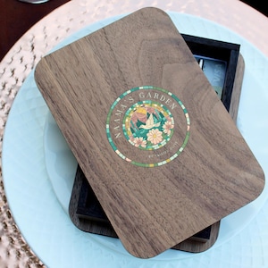 Drewniana skrzynka na czeki | Skrzynka na rachunki restauracyjne | Uchwyt na czeki | Uchwyt na napiwki | Nasze drewniane skrzynki są personalizowane logo Twojej restauracji