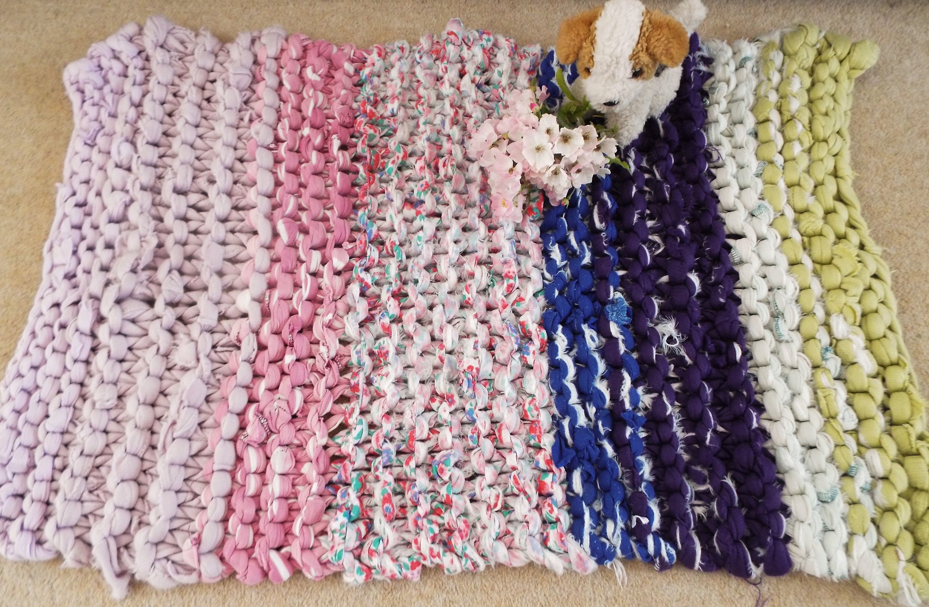 Handgestrickte Grobstrick Recycling Teppich rosa lila blau ...