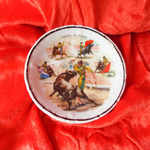 Assiette plate en céramique espagnole vintage des années 1950 avec épingles de tauromachie Petite assiette espagnole vintage de collection espagnole bordée d'or signé