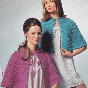 Op de afbeelding: Twee vrouwen dragen gehaakte kaapjes. Het kaapje links is roze en het kaapje rechts is turquoise.