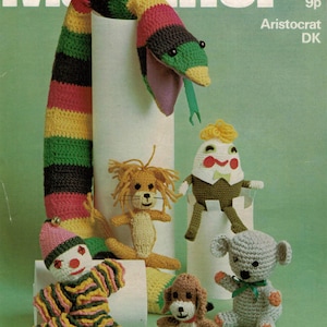 Op de afbeelding: Een verzameling gebreide dierenknuffels, waaronder een slang, een leeuw, een clown, een hond en een beer. De knuffels zijn allemaal gemaakt van kleurrijk garen en hebben expressieve gezichten.