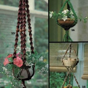 Może przedstawiać: Trzy makramowe wieszaki na rośliny, dwa z brązowym sznurkiem i jeden z zielonym sznurkiem. Brązowe wieszaki mają drewniane koraliki. Zielony wieszak ma mały brązowy doniczkę z białymi kwiatami. Brązowe wieszaki mają białą doniczkę z różowymi i białymi kwiatami. Dolny wieszak ma dwa wiklinowe kosze z owocami i jajkami.