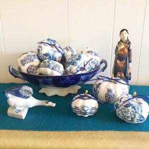 Namaakpompoenen decoupage, blauw en wit chinoiserie-huisdecor, handgemaakte herfst- en Thanksgiving-display, set van 12 inch