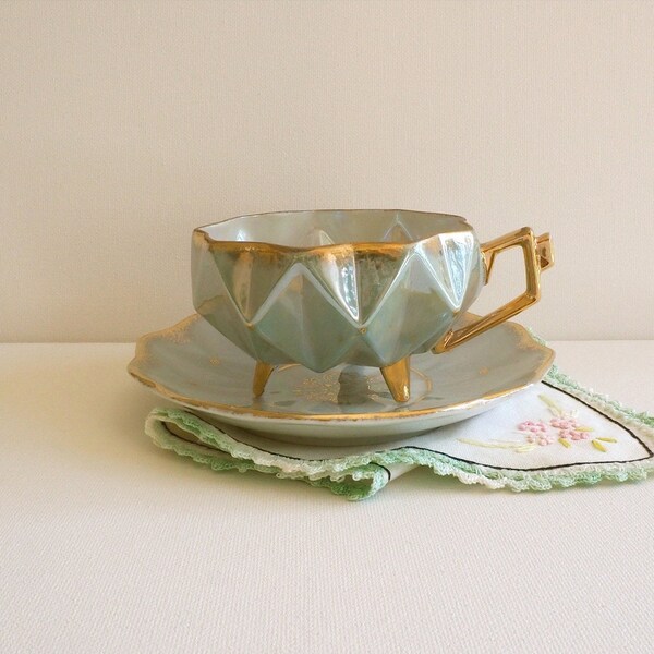 Vintage Royal Sealy China Blue Three Footed Geometrisch Iridescent Lusterware Teacup & Saucer, Japan. Vintage Tea Party, Vintage Thee Cadeau