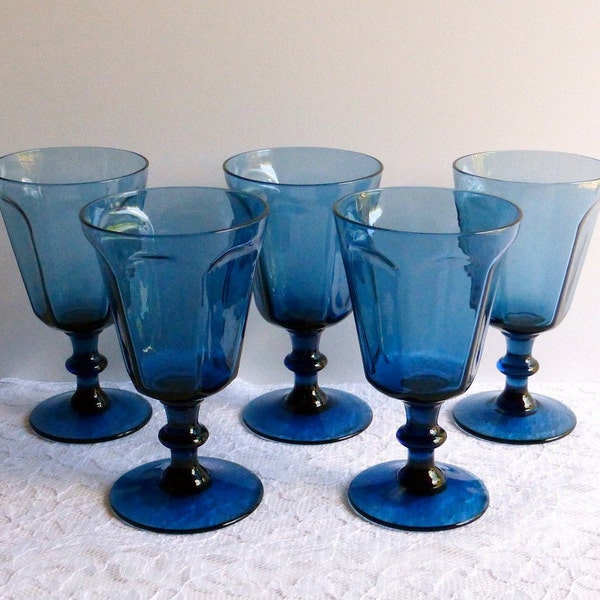 Vijf blauwe vintage lenox 'antieke' patroon 4 ounce wijnglazen, USA. Vintage Barware, Vintage Stemware, Vintage Wijnfeest