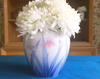 Vase iris du Japon, bleu ombré, iris roses et violets