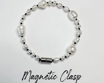 Bracelet noué de perles d'eau douce - Cordon de soie bleu marine avec fermoir magnétique