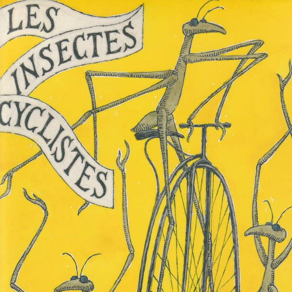 Puede incluir: Una ilustración vintage de tres insectos palo montando bicicletas. Los insectos están dibujados en un estilo de dibujos animados con patas largas y delgadas. Las bicicletas son antiguas, con ruedas grandes y un solo asiento. El fondo es de color amarillo brillante. El texto "Les Insectes Cyclistes" está escrito en una pancarta en la parte superior de la imagen.