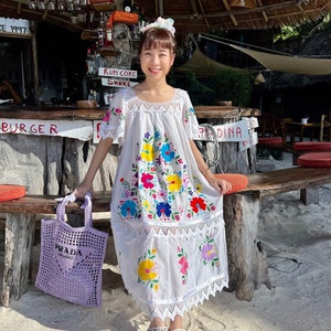 Vintage Mexican hand embroidered white dress, crochet ethnic embroidery big flower floral hippie boho Mexico imagem 1