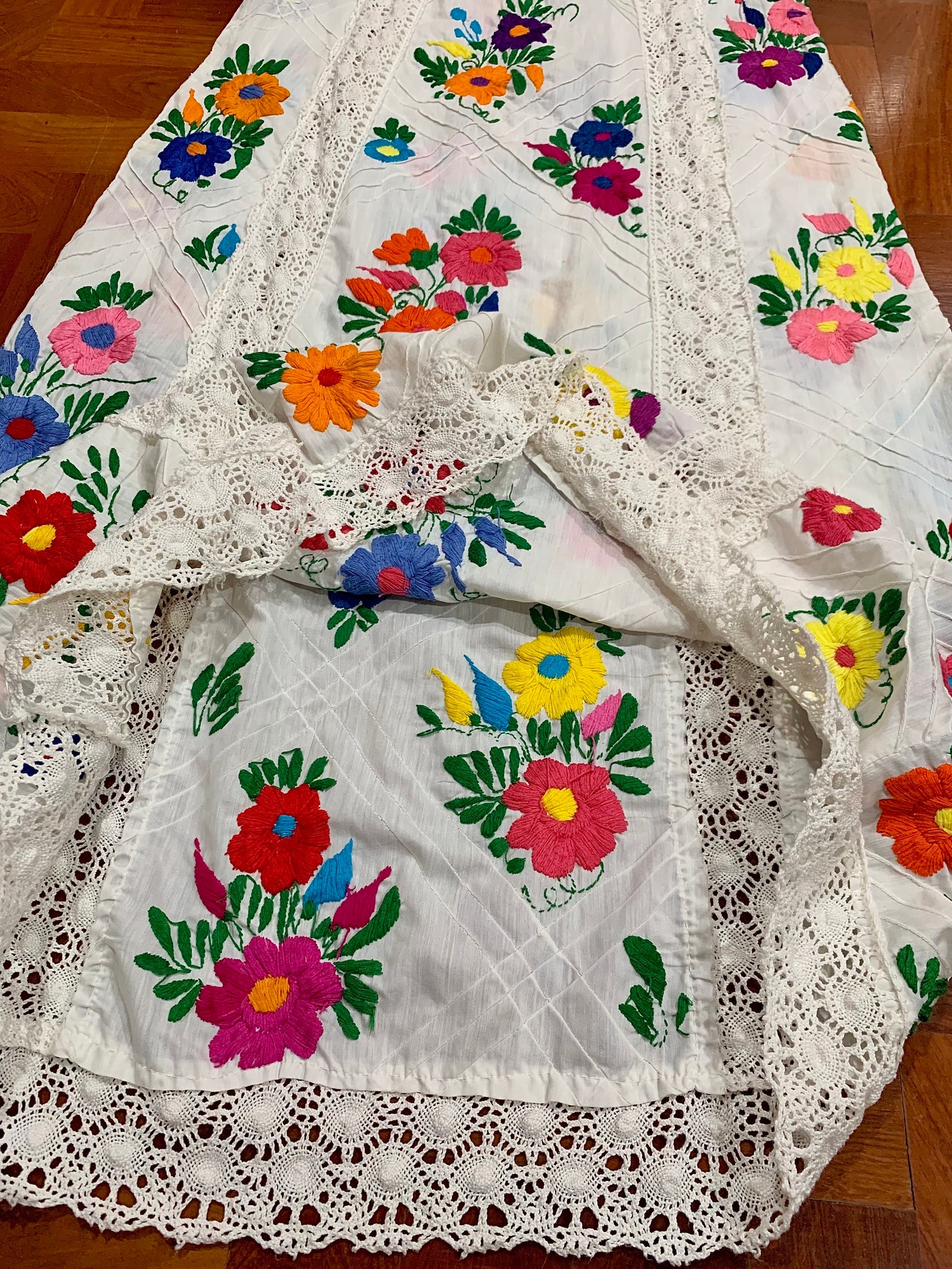 Pretty Pretty Vintage Mexican hand Embroidered Dress main image 1